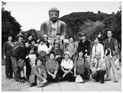 写真：「α」の親睦旅行。鎌倉の大仏の前で