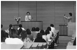 写真:山梨県立看護大学の看護学生を前に講演中