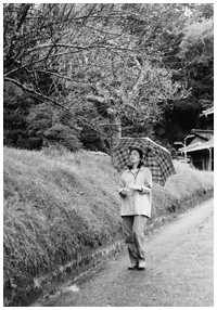 写真:緑あふれる自宅近辺を散策するのも日課のひとつ