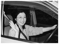 写真:自らハンドルを握り、買い物へ、講演会へとでかける