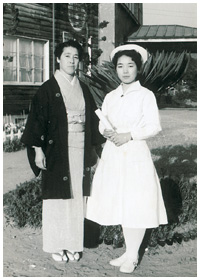 写真：昭和35年看護学校の卒業式でお母さんと一緒に