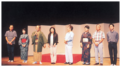 写真:独演会の最後の手締め