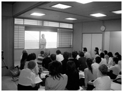 写真:NPO法人「楽患ネット」主催の講演会で体験を語る