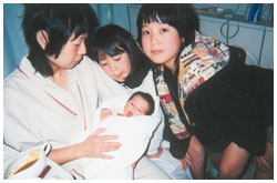 写真:手術の翌年の1996年、38歳のときに3女を出産