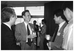 写真:93年、30年以上勤めてきた国連を引退