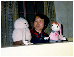 写真：大学に通いながら、人形劇団に所属し、NHK教育テレビの番組に出演