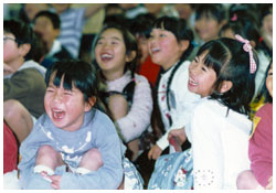 写真:川島さんの話を聞く子供たちには笑顔が絶えない
