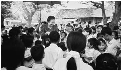 写真:現地の住民や子供たちと