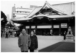 写真:2004年1月26日 入院中外出、神田明神にて主人と