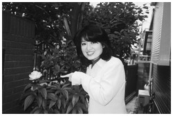 写真:2004年2月 入院中に咲いたシャクヤク、次女が守ってくれた