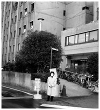 写真:2月19日退院、後ろが入院していた古いB病棟