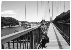 写真:「もみじ谷大吊り橋」で