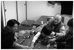 写真:2005年正月、癒しのハックンとドンジャラゲームで遊んで
