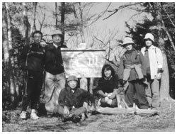 写真:趣味の山歩きを楽しむ篠田さんと仲間たち