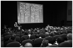 写真:「青春」を読み上げる