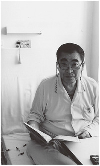 写真:病室からニュースを配信