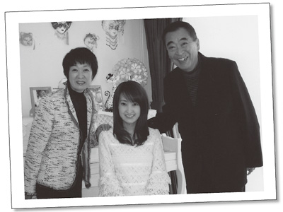 写真:梨元さんの妻・玲子さん、1人娘・麻里奈さんと