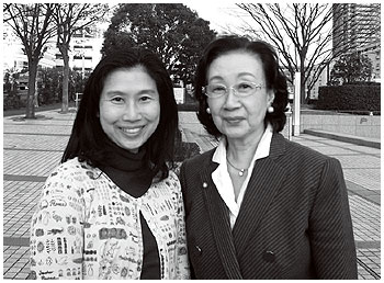 長女の青島美幸さん（左）と美千代夫人（右）