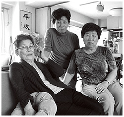 9人兄弟だったデイブ平尾さんの長姉、平尾富子さん（左）