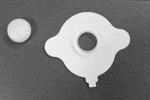 シャント法発声に必要な備品。HMEカセット（左）とアドヒーシブ（右）。アドヒーシブを気管孔に貼り、さらにHMEカセットという人口鼻を取り付ける