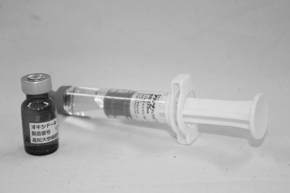 ■写真2 増感剤に使われる薬剤 ■写真2 増感剤に使われる薬剤